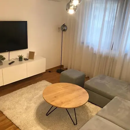Likehome 2+2 With Parking Apartman