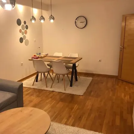 Likehome 2+2 With Parking Apartman Sarajevo